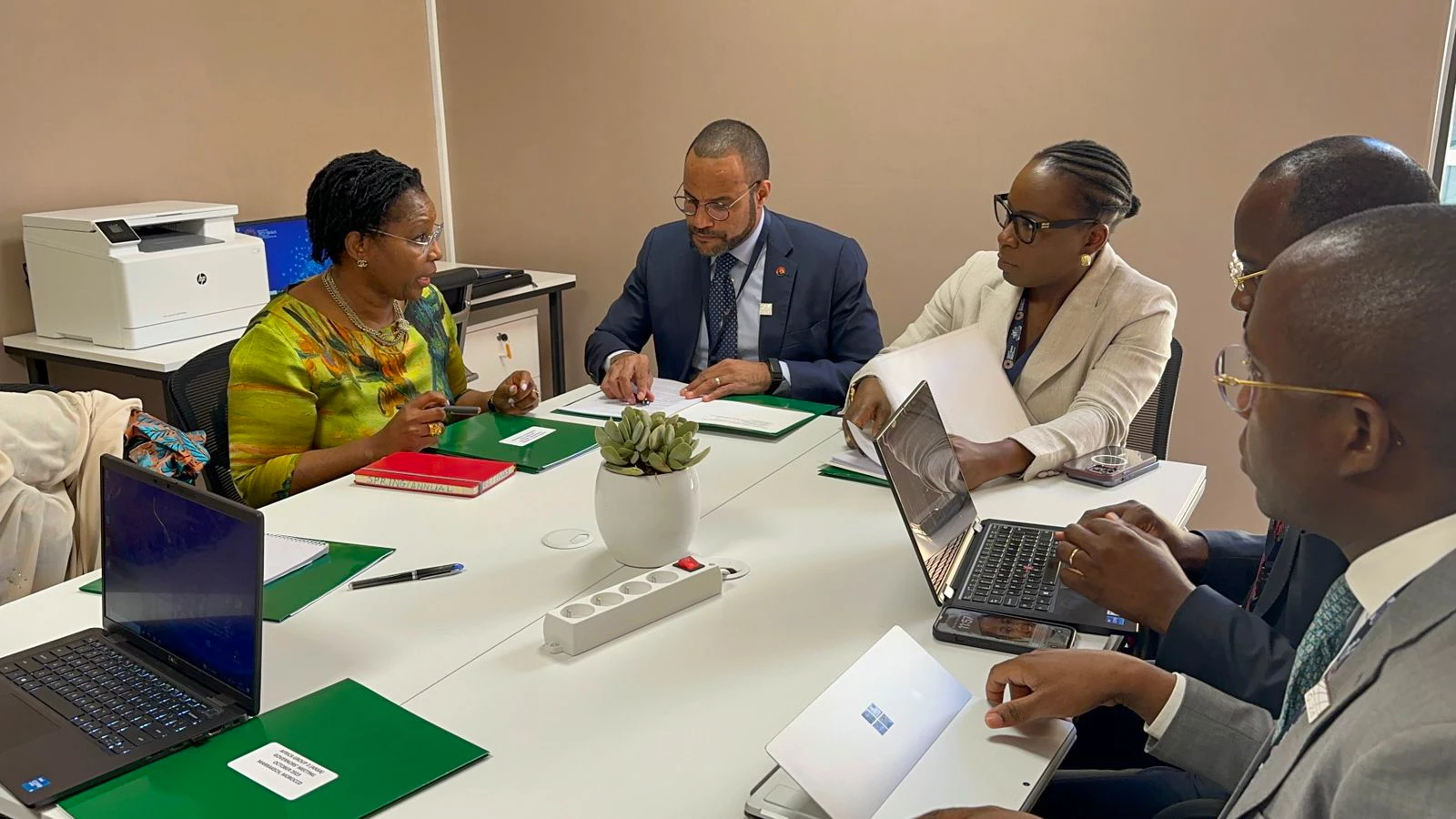Ministra das Finanças Vera Daves e o Ministro da Economia e Planeamento Mário Caetano João mantiveram um encontro com a Directora Executiva da Constituencia ANSA Ayanda Dlodlo