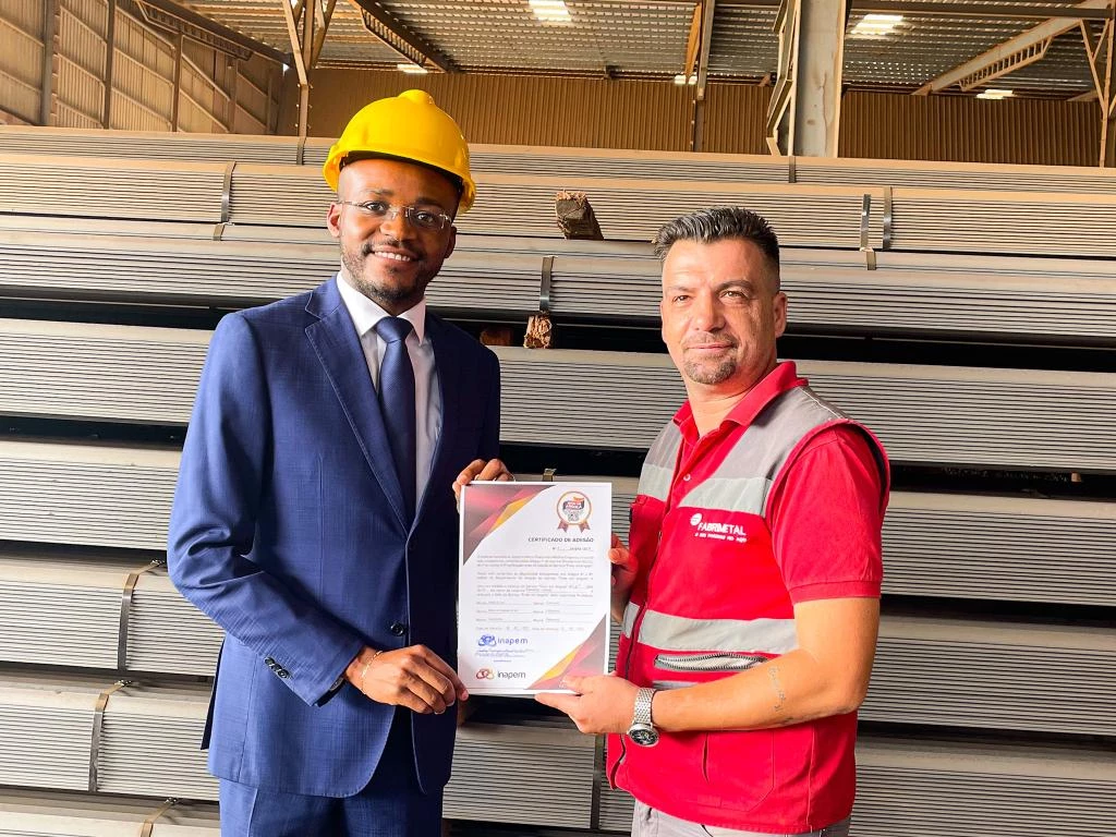 Serviço Feito em Angola: INAPEM entrega Certificado de Adesão e da Licença do SFA à FABRIMETAL